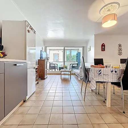 De La By Interhome *